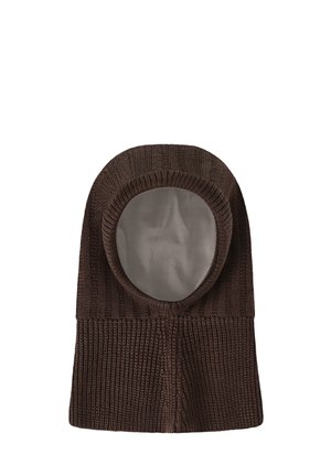 Pasamontañas marrón tejido con textura acanalada y gran abertura oval para la cara, diseñado para cubrir completamente la cabeza y el cuello.