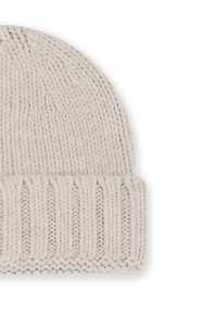 Berretto lavorato a maglia grigio chiaro con una texture morbida, caratterizzato da un risvolto a costine e una parte superiore liscia e arrotondata. Realizzato in un caldo e spesso misto lana.