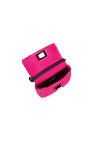 Kabelka Furla v jasně růžové kůži s černým zipem. Čtvercový tvar, hladká textura, vnitřek podšitý černou látkou, stříbrné kovové doplňky.