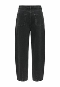 Čierne rifle z denimu s vysokým pásom, rovný široký strih nohavíc a dva zadné nášivkové vrecká, zobrazené zozadu.