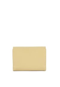 Portefeuille en cuir beige avec des coutures blanches, fermé, présenté de dos sur un fond blanc.
