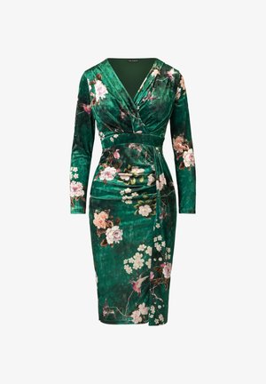 Grünes Samtkleid mit langen Ärmeln, Wickeldesign, floralem Muster in Rosa und Weiß sowie seitlichen Drapierungsdetails. Glatte Textur, knielang.