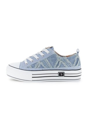 Sneaker in denim blu con punta in gomma bianca e suola rialzata. Presenta un design testurizzato e lacci bianchi. Dettaglio della suola a strisce bianche e nere.
