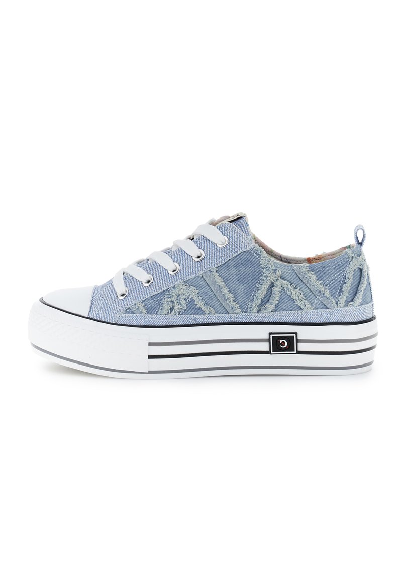 Blaue Jeans-Sneaker mit weißer Gummikappe und erhohter Sohle. Verfügt über ein strukturiertes Design und weiße Schnürsenkel. Schwarz-weiße gestreifte Sohlen-Details.