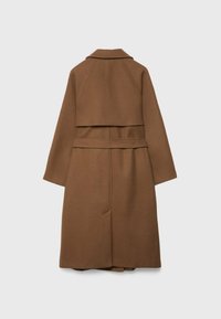 Manteau en laine marron avec une taille ceinturée, un large col et de longues manches. Il présente un dos à deux pièces et des poches latérales.