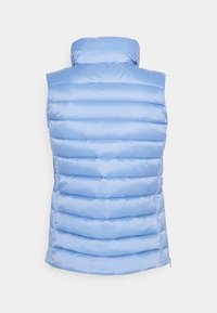 Chaleco de plumas azul claro con un cuello alto, diseño acolchado y patrón de costura horizontal. Cierre de cremallera en la base, material ligero y brillante.