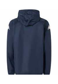 Giacca impermeabile navy con cappuccio, dotata di polsi con elastico e logo sulla spalla sinistra. Tessuto liscio e leggero con finitura opaca.