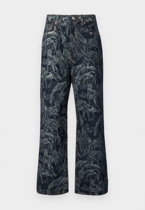 Σκούρο τζιν από denim με ψηλή μέση και φαρδιές γραμμές, με ολοκληρωμένο λεπτομερές σχέδιο αλόγων και φύσης σε γκρι αποχρώσεις.