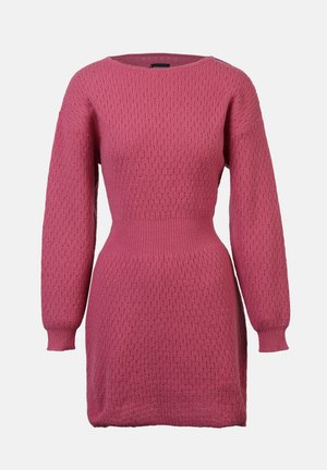 Rochie tricotată de un roz vibrant, cu un model texturat, decolteu rotund și mâneci lungi, având o talie ajustată și o ușoară evazare la tiv.