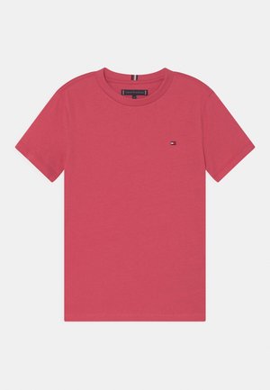 Czerwona koszulka z krótkim rękawem i okrągłym dekoltem z małym logo Tommy Hilfiger na lewej piersi.