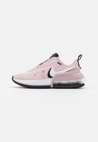 Zapatilla deportiva rosa con un Swoosh en blanco y negro, parte superior acolchada, amortiguación de aire en el talón y suela de goma texturizada.