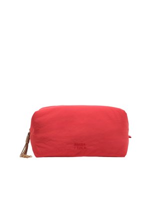 Neceser cosmético rectangular rojo con cremallera y un tirador de borla marrón, mostrando un logo en relieve sutil en la parte delantera.