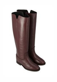 Bottes hautes en cuir marron avec une finition lisse, des bouts ronds et un design découpé subtil en haut pour un enfilage facile.