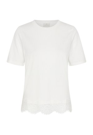 Biela blúzka s krátkym rukávom a okrúhlym výstrihom, s detailom zakončenia s oblými čipkovými okrajmi, zobrazená na jednoduchom pozadí.