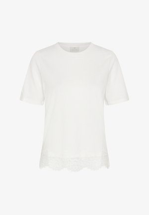 Balta palaidinė su trumpomis rankovėmis ir apvalia iškirpte, puošta banguotu nėrinių kraštu, pavaizduota ant paprasto fono.