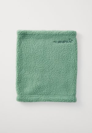 Cuello de polar verde con una textura suave, forma rectangular y el nombre de la marca "NORRØNA" impreso en azul oscuro en un lado.