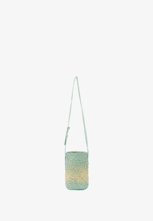 Bolso de mano tejido que presenta un degradado de color verde menta claro y natural, forma cilíndrica y una correa larga y ajustable.