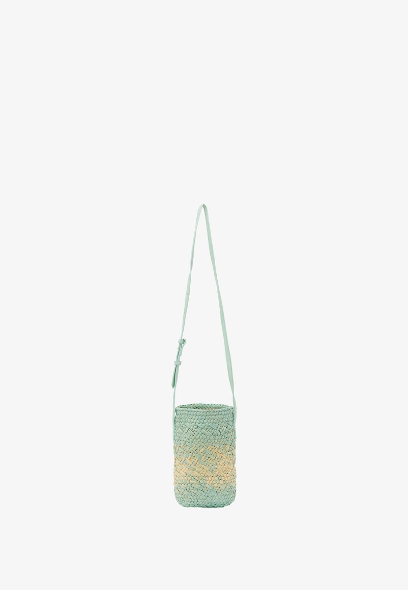 Vævet håndtaske med en lys mintgrøn og naturlig farvegradient, cylindrisk form og en lang, justerbar rem.