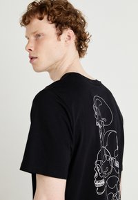 Jack & Jones JJSCULLY TEE CREW NECK - T-shirts med print - black