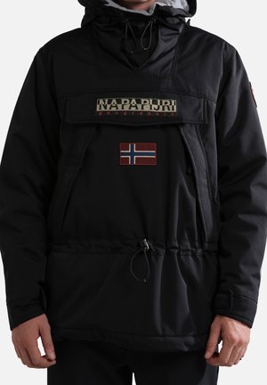 Czarna kurtka anorak Napapijri z kapturem, przednią kieszenią, regulowanym troczkiem w talii oraz naszywką z flagą Norwegii na piersi.