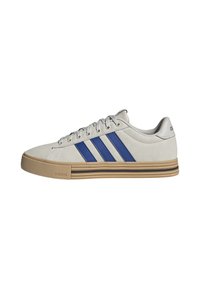 Sneaker in suede grigio chiaro con tre strisce blu, suola in gomma, punta arrotondata e design con lacci. Presenta un logo ricamato sul tallone.
