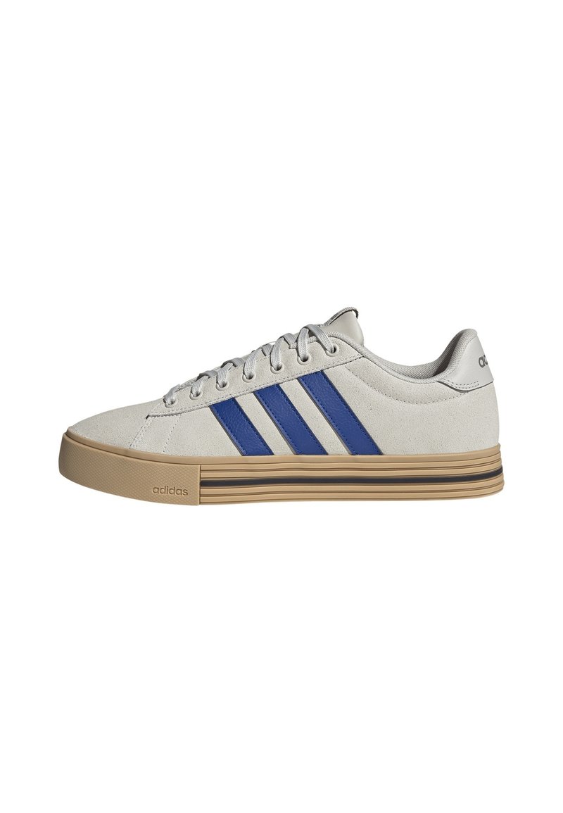 Sneaker in suede grigio chiaro con tre strisce blu, suola in gomma, punta arrotondata e design con lacci. Presenta un logo ricamato sul tallone.
