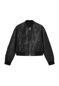 Chaqueta bomber de piel negra con parches bordados, incluyendo números y símbolos. Cuenta con un cierre frontal y puños acanalados.