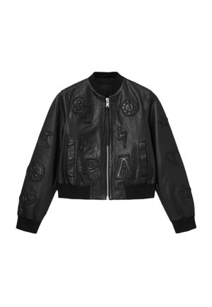 Giubbotto bomber in pelle nera con toppe ricamate, incluse numeri e simboli. Presenta una zip frontale e polsini a costine.