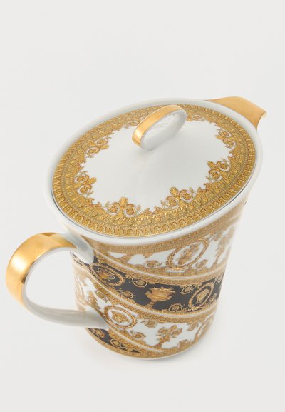 Πορσελάνινη κούπα με καπάκι, με περίτεχνες κλασικές χρυσές και μαύρες διακοσμήσεις και χρυσές λεπτομέρειες στη λαβή και στο κουμπί του καπακιού.