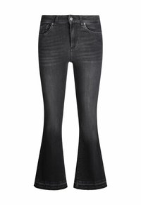 Jean en denim noir délavé, taille haute et jambes évasées, avec poches avant et fermeture par bouton.