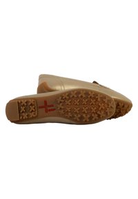 Scarpe slip-on dorate chiare con tomaia liscia, suola in gomma tan testurizzata, dotate di motivo antiscivolo e dettagli in rosso.