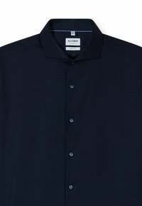 Dunkelblaues Hemd mit Knöpfen und strukturiertem Muster. Hat einen spitzen Kragen und sechs passende Knöpfe entlang der Front. Figurbetonter Schnitt.