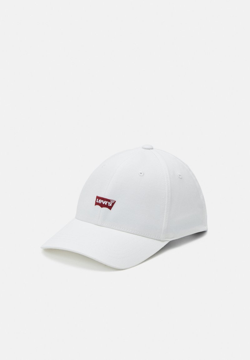 Hvit baseballcaps med buet skjerm, med en liten rød Levi's-logo brodert foran. Laget av myk stoff med ventilhull.