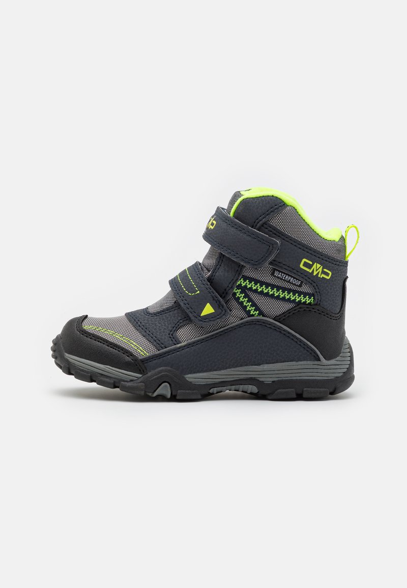 Botas infantiles impermeables en gris oscuro con acentos en amarillo neón. Presenta dos correas de velcro, una media suela texturizada y una suela exterior de goma resistente.