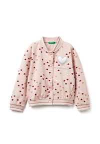 Světle růžová bomber bunda s rozptýlenými červenými a bílými srdci, stříbrným srdcovým akcentem na prsou a žebrovanými manžetami s pruhovanými detaily.