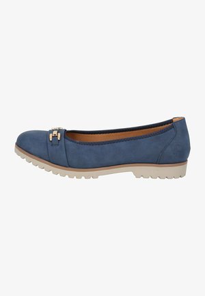 Ballerine en faux cuir bleu avec bout arrondi, quincaillerie dorée, surpiqûres contrastées et semelle extérieure en caoutchouc texturé.