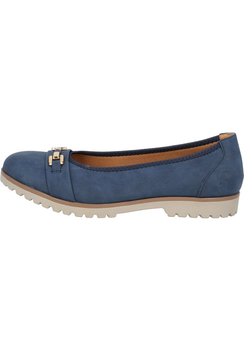 Zapato plano de imitación cuero azul con punta redonda, herrajes en tono dorado, costuras en contraste y suela texturizada de goma.
