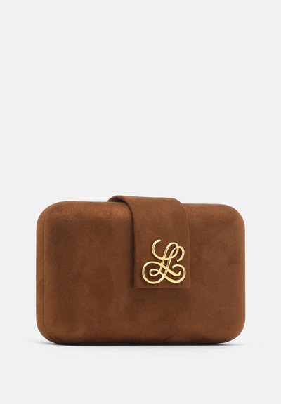Brun ruskind rektangulær clutch med afrundede kanter og et gyldent sammenflettet LL-logo på den forreste klaplås.
