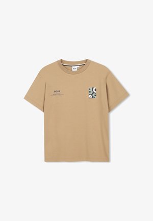Beige BOSS T-Shirt mit kurzen Ärmeln und Rundhalsausschnitt, kleiner schwarzer Schriftzug auf der linken Brust und ein dekorativer Aufnäher mit einem Teil des Markennamens.
