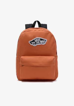 Pomarańczowy plecak z tkaniny, z czarnymi szelkami, przednią kieszenią oraz białym haftowanym logo Vans z sylwetką samochodu.