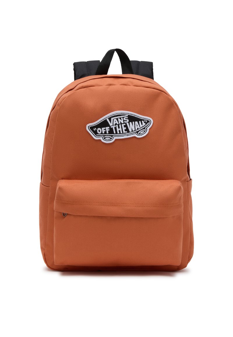 Oranje stoffen rugzak met zwarte banden, een voordoek, en een witte geborduurde Vans-logo met een auto-silhouet.