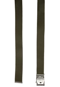 Ceinture tissée vert olive avec deux sangles en tissu texturé et une boucle en métal argenté. La boucle a une forme rectangulaire et un design minimaliste.