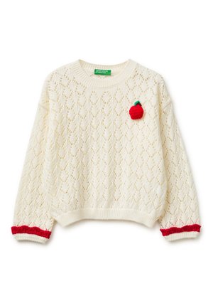 Roomkleurige gebreide trui met een ruitpatroon, een rode appelapplicatie op de borst en rode gerimpelde manchetten aan de lange mouwen.