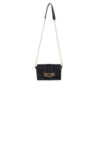 Borsa a tracolla in pelle nera con tracolla a catena, caratterizzata da un dettaglio in metallo dorato e una finitura testurizzata, forma rettangolare e patta pieghevole.