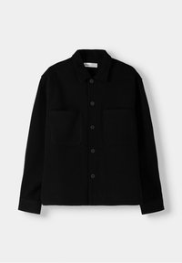 Czarna koszula na guziki wykonana z tkaniny, z dwoma przednimi kieszeniami, klasycznym kołnierzem i luźnym krojem z długimi rękawami.