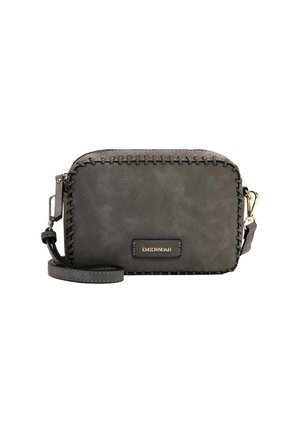 Graue Kunstleder-Crossbody-Tasche mit gesteppten Akzenten, rechteckiger Form, Reißverschluss und abnehmbarem Tragegurt für vielseitige Tragemöglichkeiten.