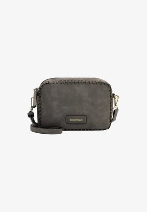 Bolso cruzado de imitación cuero gris con acentos cosidos, forma rectangular, cierre de cremallera y una correa desmontable para un transporte versátil.