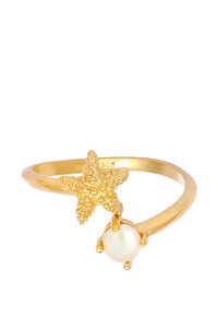 Goldplattierter Ring mit einem strukturierten Seestern-Akzent und einer glatten, weißen Perle. Einfache Bandiagnese mit zarten Details.