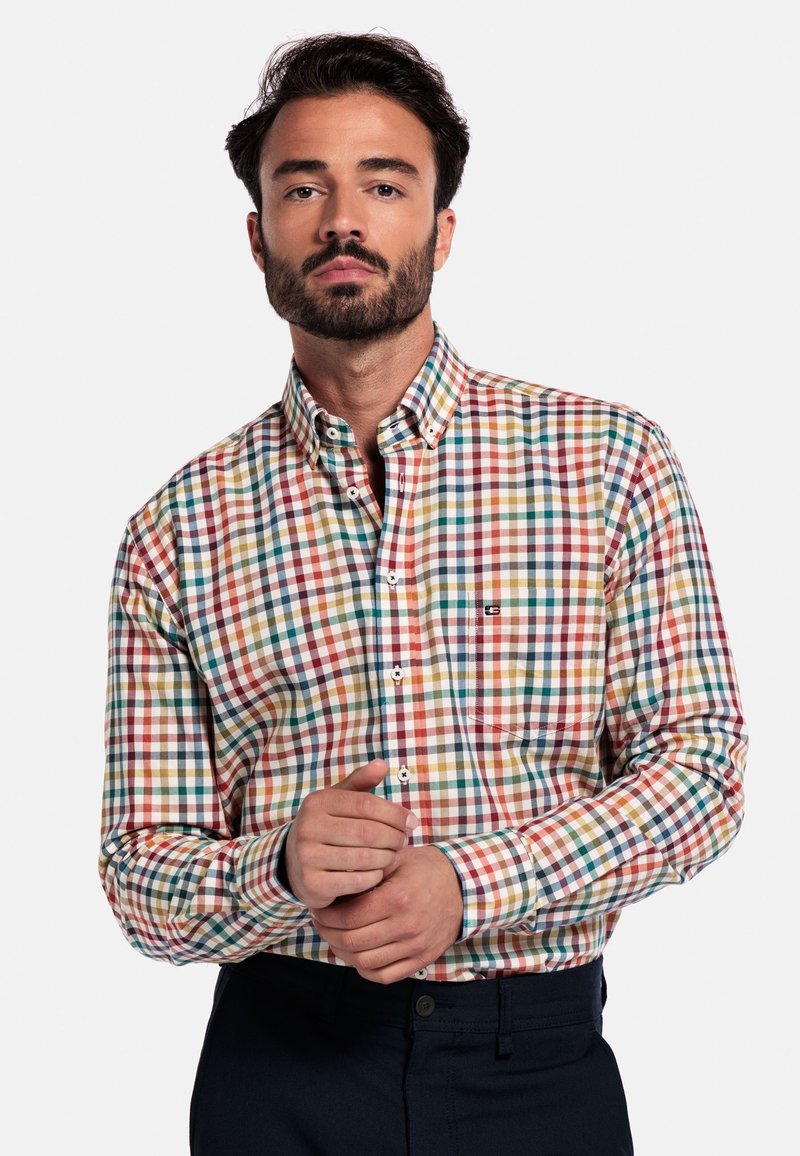 Multikleurige geruite blouse met levendige vierkanten in rood, blauw, geel en groen, voorzien van een enkele borstzak en een puntkraag.