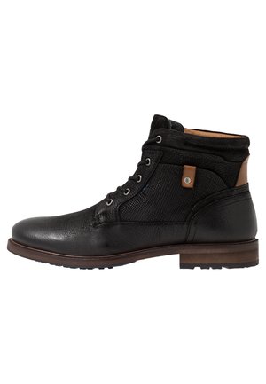 Schwarzer Leder-Stiefelette mit Schnürung vorne, strukturiertem Seitenteil, brauner Sohle und kleinem braunen Akzent nahe dem Schaft, seitlich betrachtet.